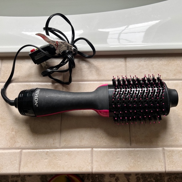 REVLON One Step Volumizer Hair Dryer and Styler | Less Frizz, More Shine - Picture 2 of 11